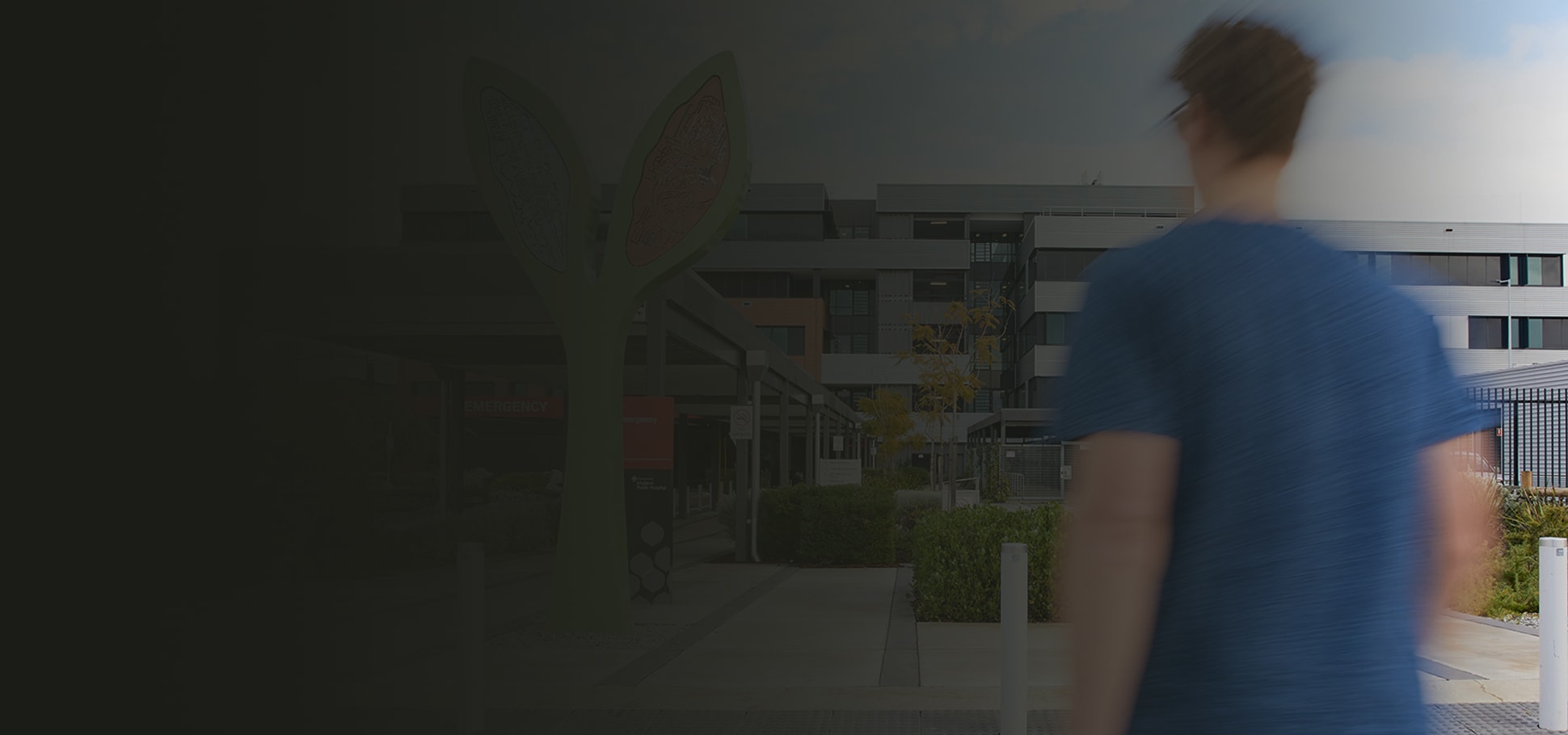 Emergency-assistance_Client-walking-towards-emergency-department