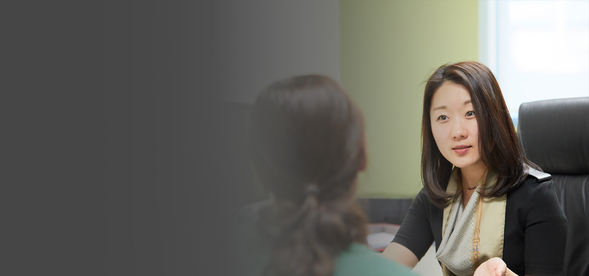 Doctor-and-client-in-consulting-room